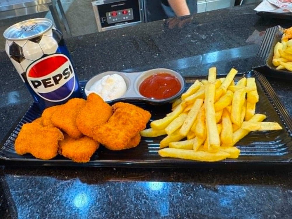 وجبة ناجتس ٩ قطع مع بطاطا